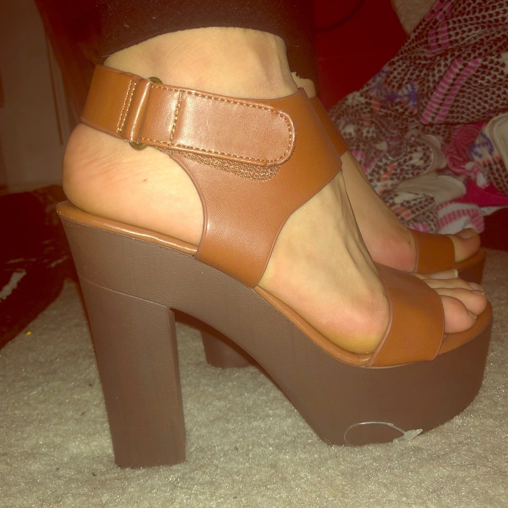 Brown leather strappy platform sandal